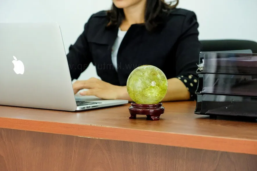 Đặt quả cầu thạch anh vàng trên bàn làm việc giúp công việc được thuận lợi hơn