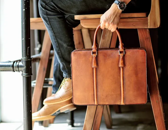 Cặp xách da là người bạn đồng hành tin cậy của thầy trên mọi nẻo đường