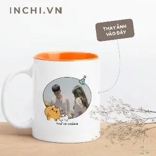 Cốc sứ trắng lòng màu với khung hình ngộ nghĩnh ghi lại khoảnh khắc đẹp