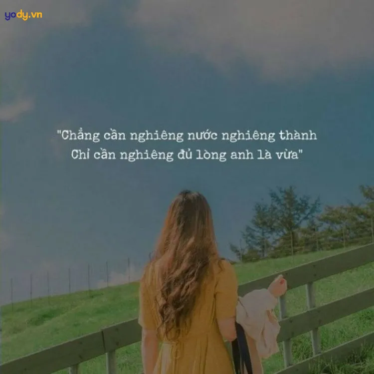 Hình ảnh một người đang ngắm nhìn phong cảnh thiên nhiên hùng vĩ, tượng trưng cho ý nghĩa cuộc sống