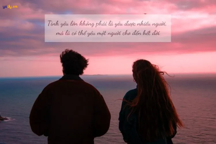 Cặp đôi trẻ đang cười đùa vui vẻ, thể hiện tình cảm lãng mạn