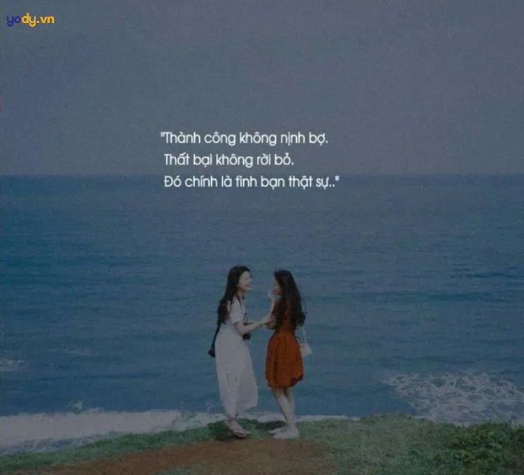 Người phụ nữ đang làm việc chăm chỉ với laptop, thể hiện sự nỗ lực và động lực trong công việc