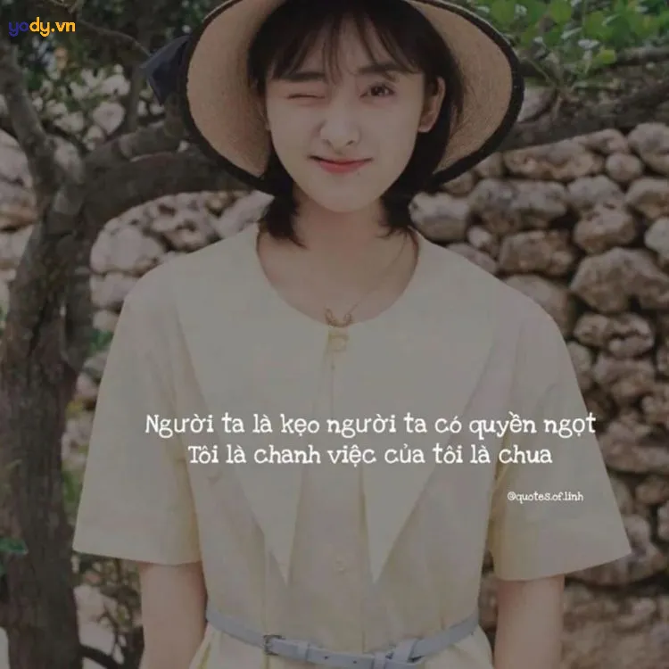 Cô gái trẻ với biểu cảm hài hước, tạo dáng vui nhộn