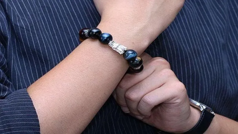 Đeo vòng phong thủy bên tay phải khi nào?