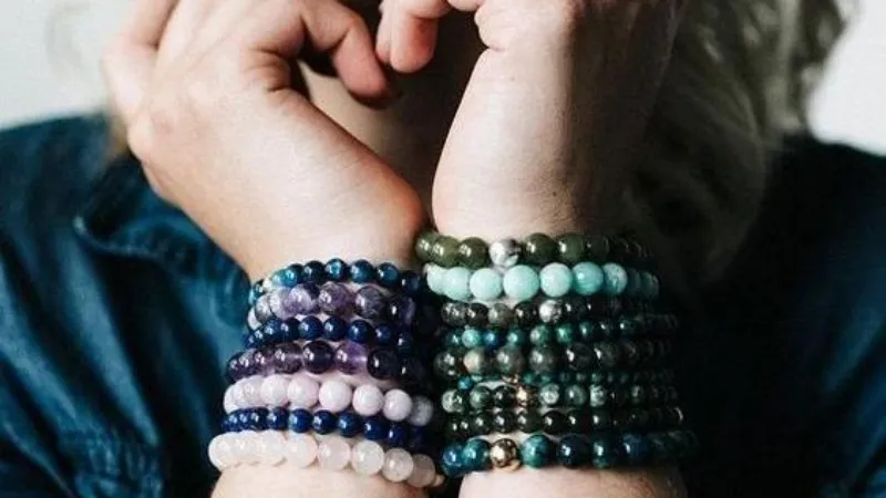 Có nên đeo vòng phong thuỷ ở cả hai tay trái và phải?