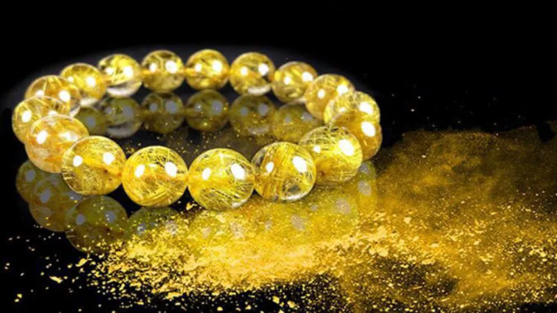 Vòng thạch anh tóc vàng là một trong số các vòng phong thủy mang ý nghĩa biểu tượng của sự phát triển, sinh sản, sự thịnh vượng, thăng tiến