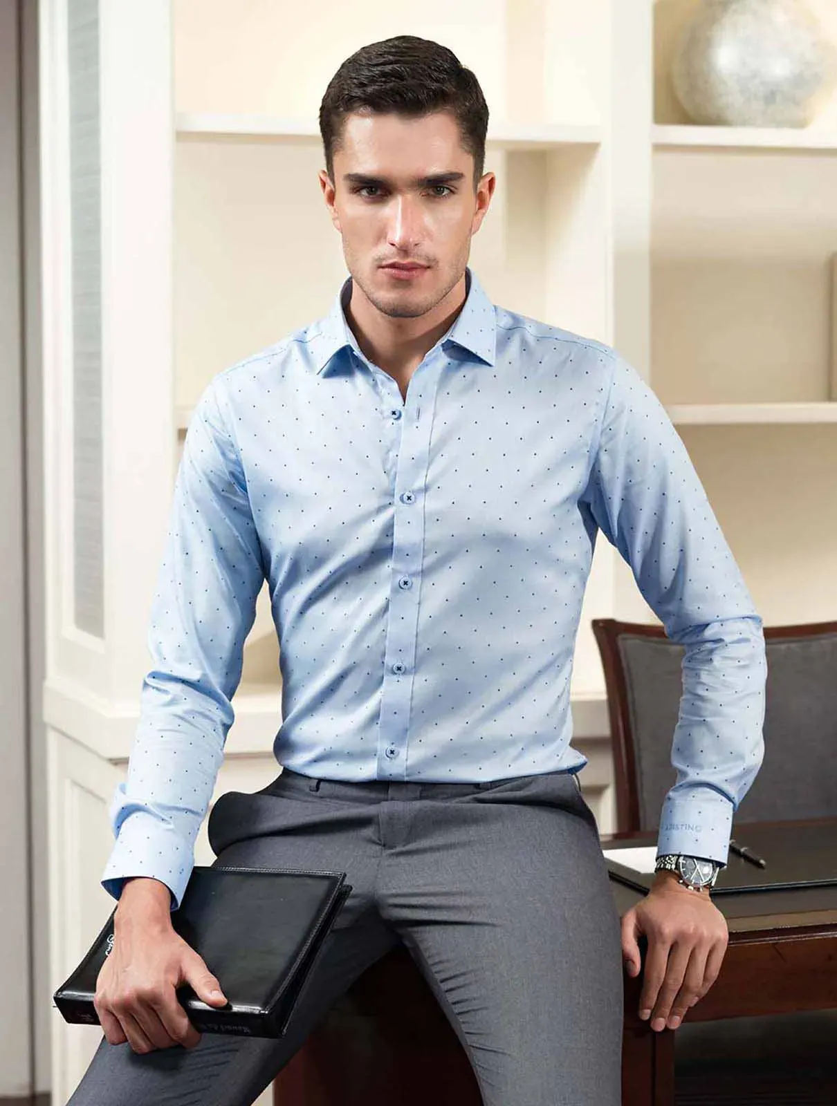 Áo sơ mi là trang phục gắn liền với hình ảnh người thầy tận tụy mỗi ngày