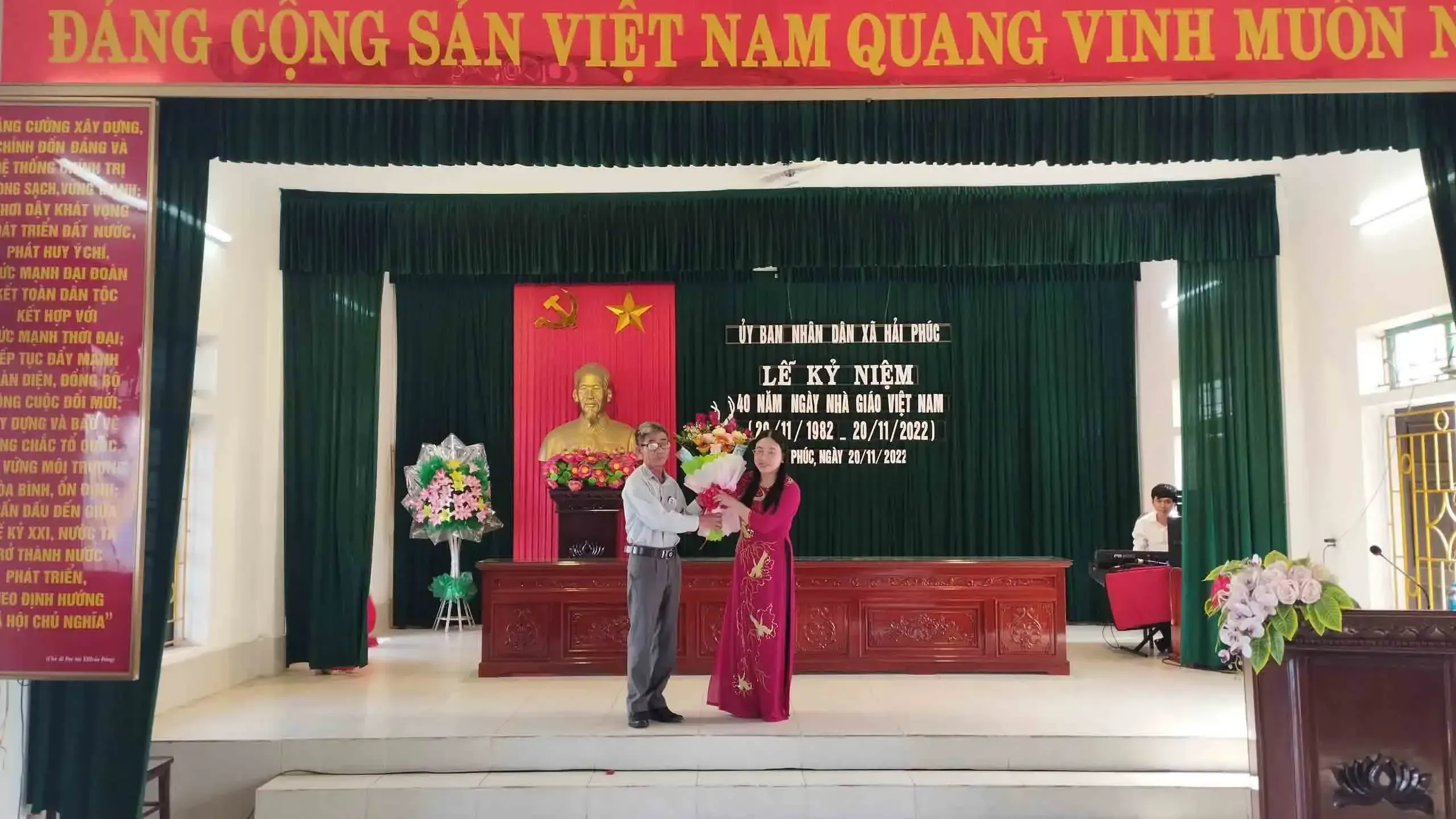 Bó hoa tươi thắm là lời tri ân ngọt ngào gửi đến người lái đò thầm lặng