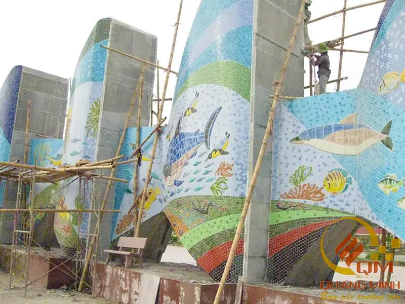 Hình ảnh thi công tranh mosaic biểu tượng cánh buồm khổ lớn đầy ấn tượng