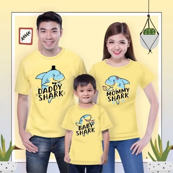 Áo thun gia đình in hình kỷ niệm mang lại niềm vui bất ngờ cho mẹ