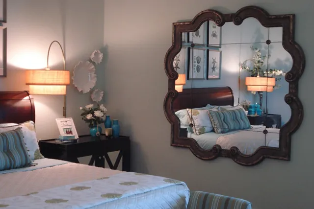 Gương soi đối diện giường là đại kỵ trong phong thủy phòng ngủ gây ảnh hưởng đến hệ thần kinh