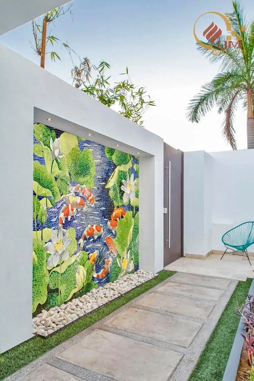 Tranh gốm cửu ngư quần hội được gia chủ vô cùng yêu thích khi đặt cạnh lối đi