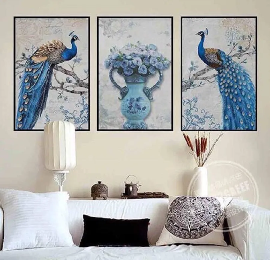 Cách bố trí tranh chim công trong không gian phòng khách