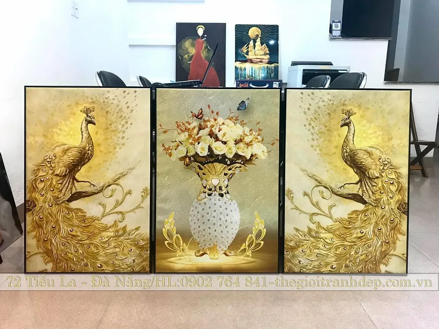 Sự kết hợp hoàn mỹ giữa chim công và hoa mẫu đơn