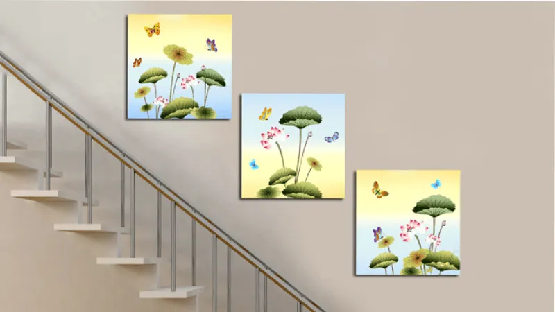 Việc treo tranh theo độ dốc giúp tối ưu hóa thẩm mỹ và dòng chảy năng lượng