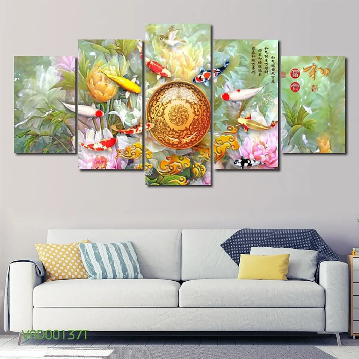 Hình ảnh cá chép và hoa sen tạo nên vẻ đẹp thanh tao cho ngôi nhà