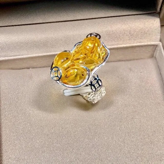 Nhẫn đính đá Tỳ Hưu màu vàng đem đến cho người tuổi Sửu nhiều may mắn