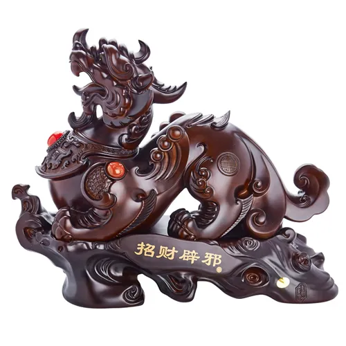 Tỳ Hưu gỗ trên bàn thờ Thần Tài