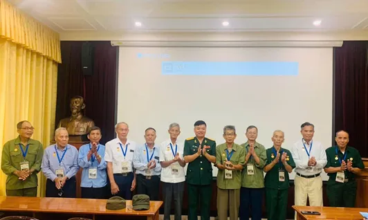 Đại tá Đỗ Tất Thành chụp ảnh lưu niệm với đoàn Cựu chiến binh tỉnh Nam Định