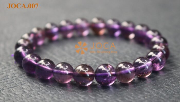 Vòng đeo tay bằng đá thạch anh tím với các hạt đá màu tím đậm