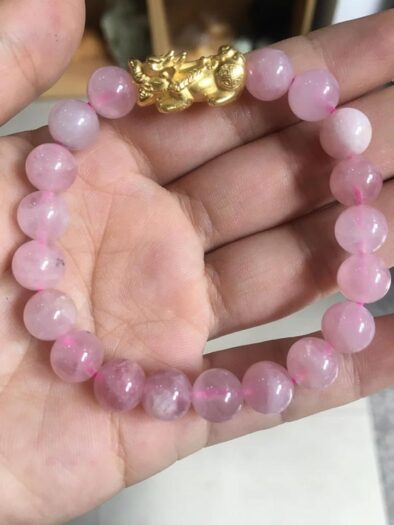 Vòng đeo tay bằng đá thạch anh hồng với các hạt đá màu hồng nhạt