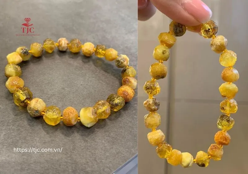 Vòng hổ phách vàng pha rêu