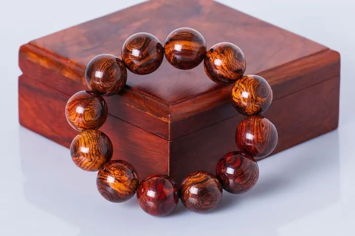 Gỗ sưa đỏ với vân mây độc đáo hỗ trợ sức khỏe và tài lộc