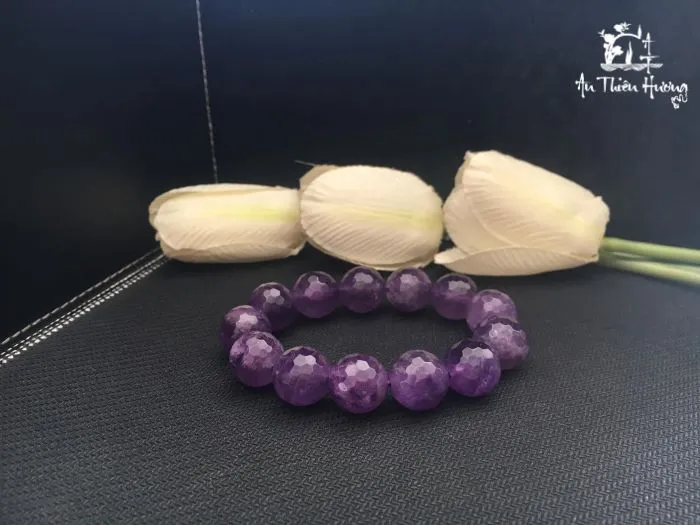 Thạch anh tím giúp tăng cường sự thông thái và bảo vệ tinh thần