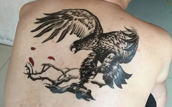 Hình xăm đại bàng sải cánh