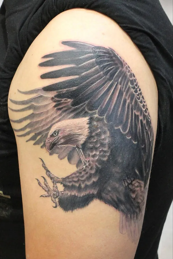 Hình xăm đại bàng ngay bả vai đầy ấn tượng và thu hút sự chú ý của đám đông mỗi khi bạn xuất hiện