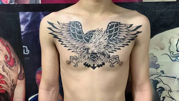 Hình xăm đại bàng lớn trước ngực mang lại vẻ ngoài nam tính