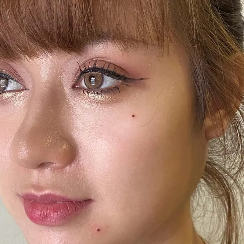 Xăm nốt ruồi son hai bên má giúp tăng vận đào hoa và tạo vẻ duyên dáng cho nữ