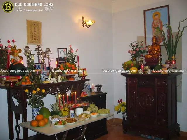 Bàn thờ gia tiên trong một ngôi nhà Việt Nam