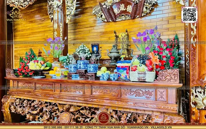 Một nén hương đang cháy trên bàn thờ tổ tiên