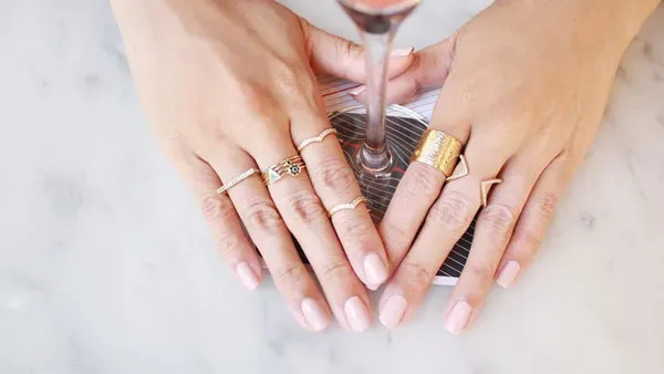 Ý nghĩa những ngón tay đeo nhẫn - 3