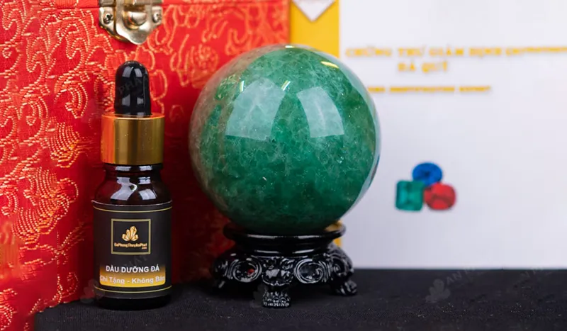 Quả cầu thạch anh dâu tây xanh - biểu tượng của sự tinh khiết