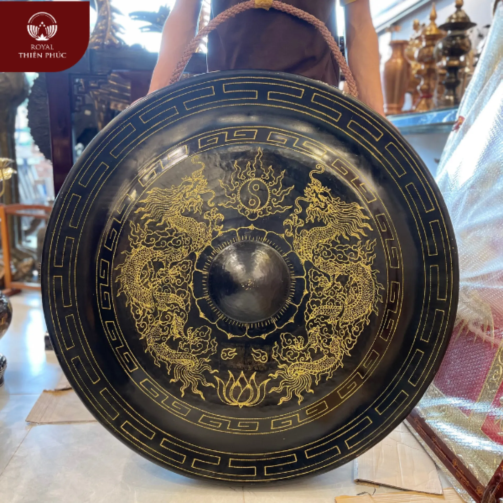 Chiêng đồng chạm song long tinh xảo mang ý nghĩa phong thủy tốt lành