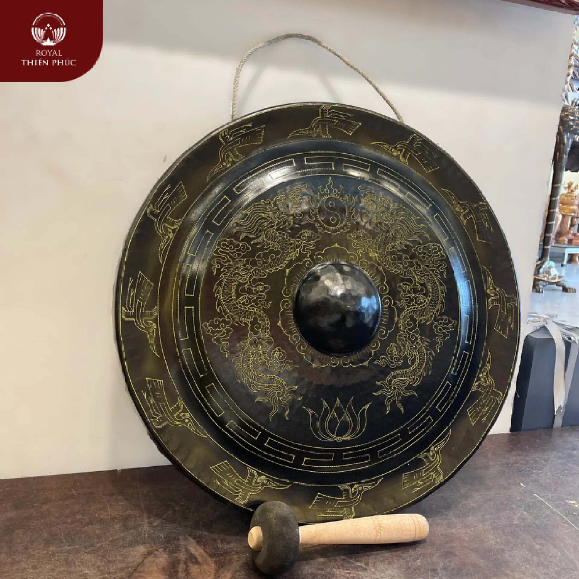 Chiêng đồng chạm song long hun đen mang vẻ đẹp quyền uy