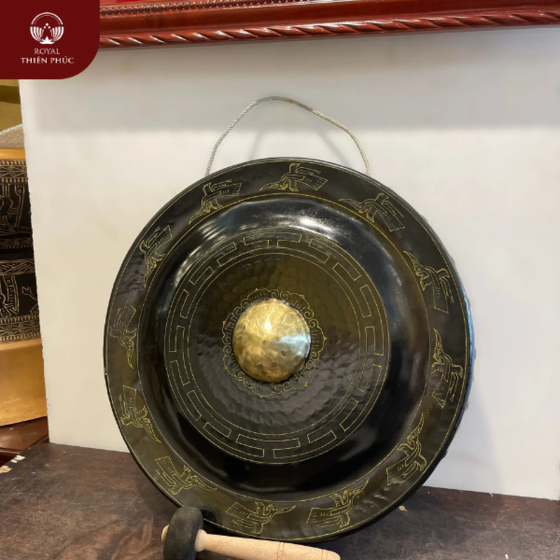 Chiêng đồng chạm hoa văn tinh tế thể hiện đẳng cấp gia chủ