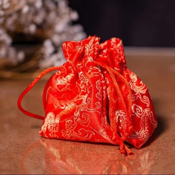 Có thể mang theo vật phẩm phong thủy bên mình để giảm bớt điềm xấu