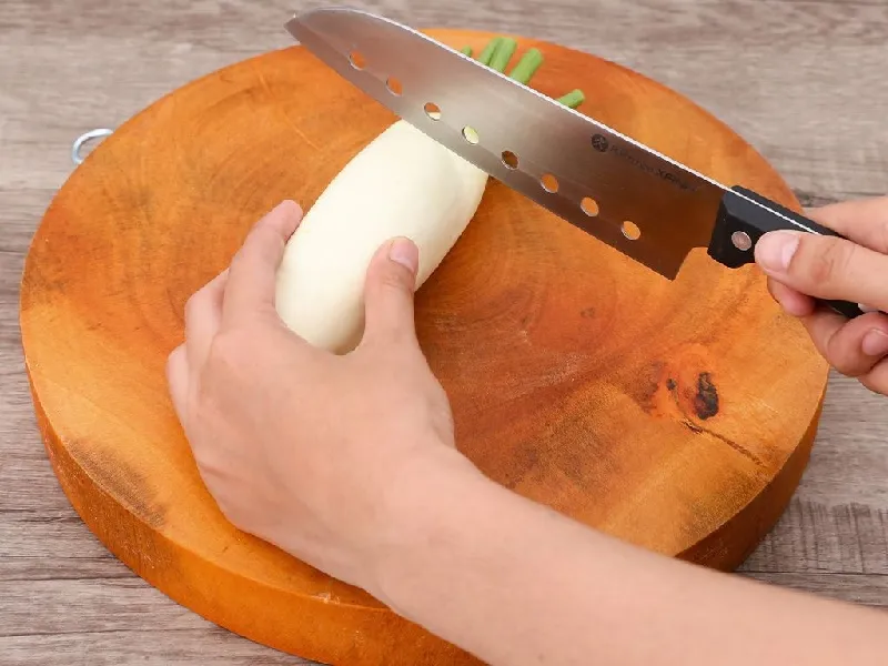 Thớt gỗ trong giấc mơ mang ý nghĩa về sự phát triển bền vững và may mắn trong công việc