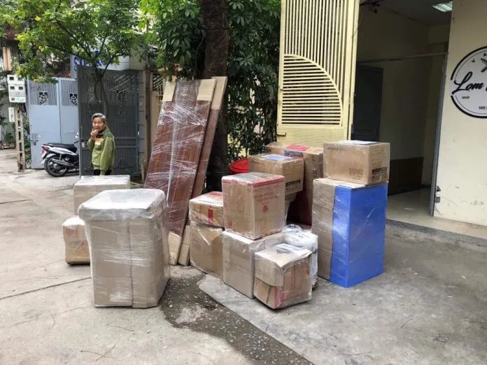 Người đàn ông đang vui vẻ chuyển đồ đạc sang nơi ở mới khang trang