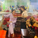 Ánh Linh hỗ trợ bố nuôi khai trương cửa hàng trầm hương ở hội chợ