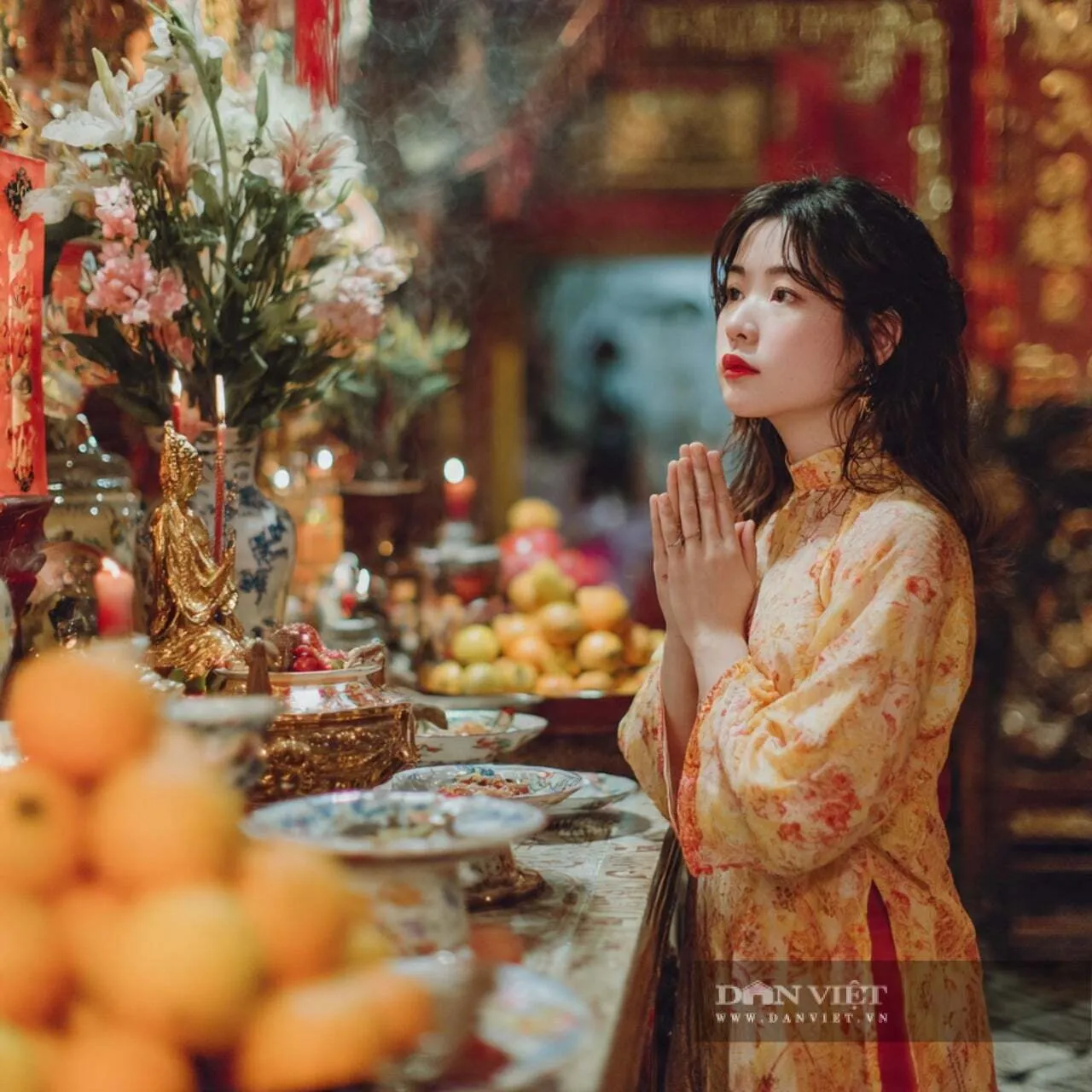 Gia chủ đang thành tâm thắp hương và đọc văn khấn tại bàn thờ gia đình