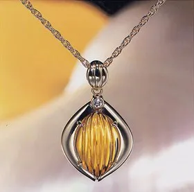 Hổ Phách Xử Lý Nhiệt: Giá Trị Ngọc Học Và Nghệ Thuật 2026 22 Mặt dây chuyền vàng đính hổ phách xử lý nhiệt tinh xảo