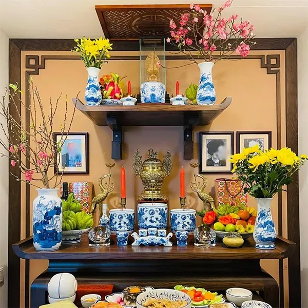 Nghi lễ cúng báo tổ tiên trước khi di chuyển bàn thờ gia tiên