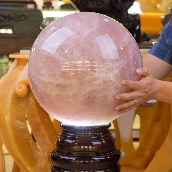 Giá quả cầu đá thạch anh hồng dao động theo kích thước và chất lượng đá thực tế