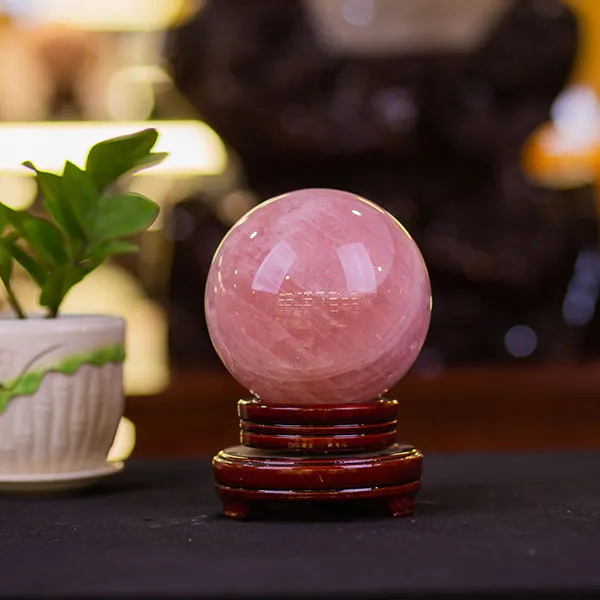 Vị trí đặt quả cầu thạch anh hồng trong phòng khách để tăng cường sinh khí và sự hòa hợp