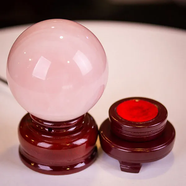 Quan sát kỹ vân mây và độ trong của quả cầu đá thạch anh hồng để phân biệt thật giả