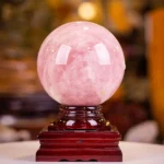 Quả cầu thạch anh hồng tự nhiên có màu hồng nhạt đến trung bình, bề mặt mịn sau khi đánh bóng